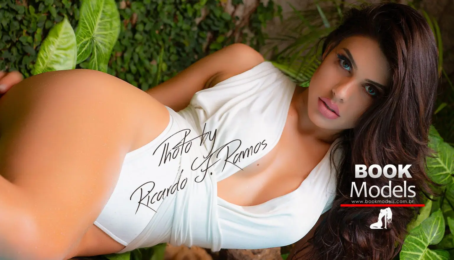 Book sensual profissional em São Paulo com fotografia de Ricardo F. Ramos - Ensaio feminino elegante e editorial.